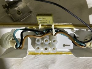 Funkentstörkondensator (PME 271M) in Leuchtstofflampe angeklemmt